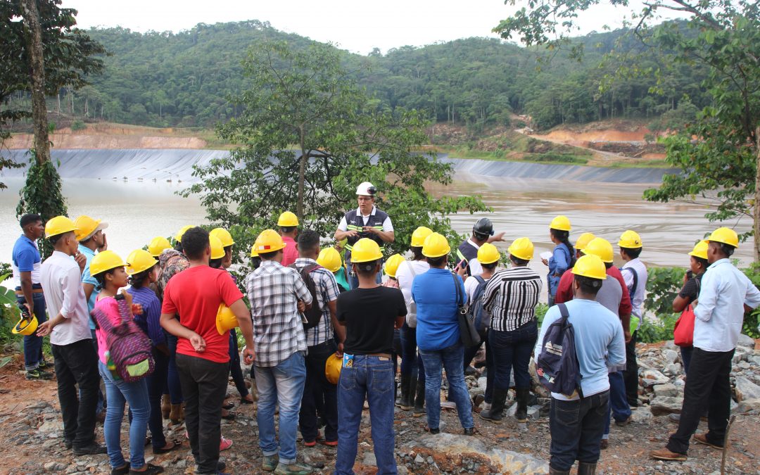 HEMCO recibe a universitarios de la BICU