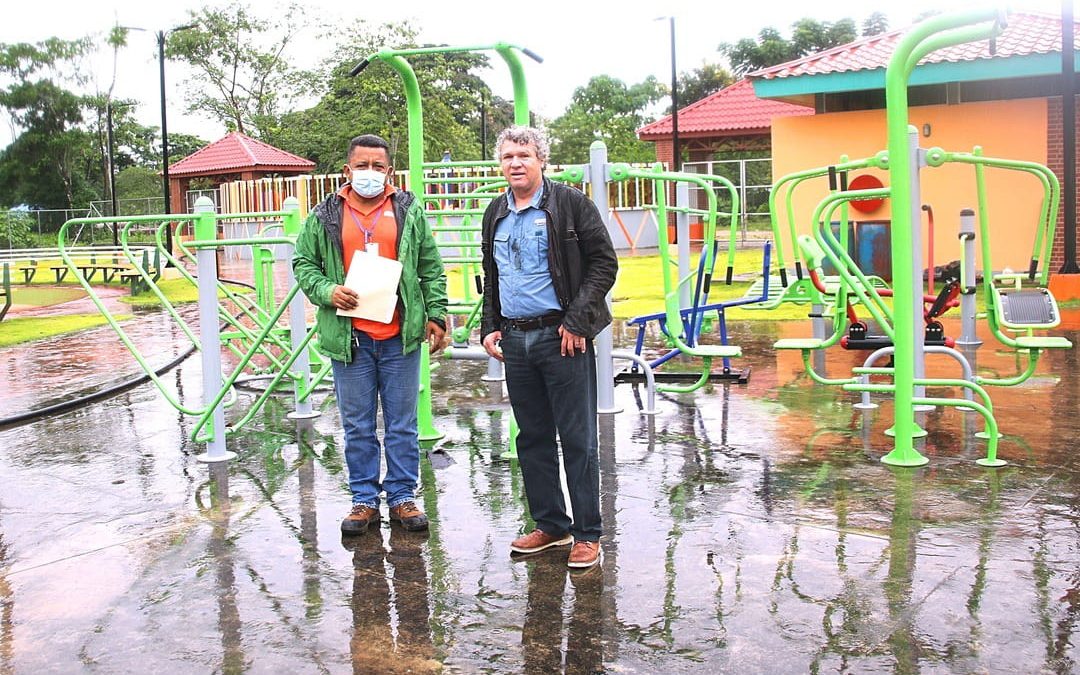 HEMCO entrega juegos para gimnasio al aire libre de Rosita